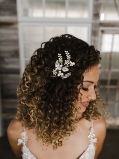 Light Gold Oat Pearl and Porcelain Bridal Hair Pin - Cassandra Lynne Curly Brides, Hair Pin Style, Curly Bride, Wedding Hairdos, Vogue Bridal, Curly Bridal Hair, Gold Bridal Hair Accessories, Wedding Hairs, Bridal Hair Pin