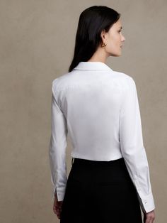 Our fitted shirt with darts at the back that nip in the waist for a tailored look.  Now in a shorter length that’s perfect tucked or untucked.  Made in our super-stretch cotton poplin for a flattering, comfortable fit.  Point collar.  Clean front. Office Siren, Fitted Shirt, Empower Women, Tailored Shirts, Pure White, Cotton Poplin, Stretch Cotton, Workout Shirts, Banana Republic