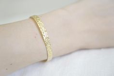 This trendy golden bangle bracelet is finely designed in stainless steel and delicately gilded with 18K yellow gold. Minimalist, feminine and modern, this chic and timeless hammered gold bangle is ideal to wear alone or stacked with other gold bangles or bracelets. Width: 0.6cm. Adjustable size. Your bracelet will be sent to you within 24 working hours in a pretty box, for your viewing pleasure. Delivery by green letter (48 hours) is free for France. Priority shipping is free worldwide (2-6 busi Handmade Elegant Gold Bangle, 14k Gold Hammered Bracelets As Gift, Modern Gold Plated Bangle As A Gift, Dainty Gold Plated Bangle Bracelet, Dainty 14k Gold Cuff Bracelet, Delicate 14k Gold Bangle Bracelet, Delicate Yellow Gold Bangle Bracelet, Delicate Gold Bangle Cuff Bracelet, 14k Gold Hammered Bracelets Gift