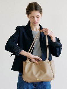 设计师时装，首尔精心打造 | W 概念 Modern Square Hobo Bag For Everyday Use, Everyday Rectangular Hobo Bag With Detachable Strap, Minimalist Rectangular Bucket Bag With Detachable Strap, Minimalist Square Shoulder Bag For Shopping, Modern Square Bucket Bag With Detachable Strap, Minimalist Square Shoulder Bag With Detachable Strap, Modern Square Shoulder Bag For Everyday Use, Classic Square Hobo Bag For Everyday, Modern Square Bucket Bag With Detachable Handle