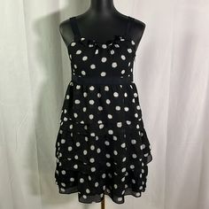 Nwt Loft Black & White Polka Dot Sleeveless Tiered Hem Mini Dress Navy Trim. Ruffle Along The Chest. Fully Lined. Side Zipper With Hook & Eye Closure. New With Tags, Excellent Condition. Size 2 Length: 34 Inches Bust: 16.5 Inches Waist: 15 Inches *Measurements Taken Lying Flat Sleeveless Polka Dot Mini Dress, Polka Dot Sleeveless Mini Dress, Polka Dot Sleeveless Lined Dress, Womens Green Dress, Yellow Mini Dress, White Polka Dot Dress, Red Floral Dress, Dress Aesthetic, Teal Dress