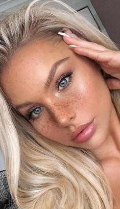 Eye Makeup Cute, Makeup Looks Glowy, Aesthetic Summer Makeup, Makeup Looks Trendy, Summer Glow Makeup, Makeup Look Ideas, Color Eyeliner, Makeup Cantik, Blonde Eyebrows