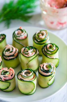 Cucumber Appetizers, Smoked Salmon Appetizer, Smoked Salmon Cream Cheese, Salmon Appetizer, Cucumber Rolls, Salmon Cream Cheese, Decorações Com Comidas, Cucumber Recipes, Party Food Appetizers