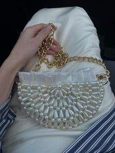 This elegant daisy-patterned pearl bag is the perfect accessory to add nature-inspired sophistication to your style. The delicately crafted daisy designs give the bag a romantic and graceful touch, while the high-quality lining keeps your belongings secure. Completely handmade, this bag is intricately woven with carefully selected pearl beads, designed to add a touch of sophistication to every moment. Dimensions: Width: 22cm / 8.6inch  Height: 15cm / 6inch Depth: 6cm / 2.5inch Why Choose This Ba Handmade Pearl Bag, Pearl Bead Bag, Pearl Bag Pattern, Beaded Bags Pattern Design, Diy Bags Easy, Fancy Clutch Purse, Diy Bags No Sew, Pearl Clutch Bag, Beaded Diy