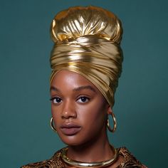 Améliorez votre look avec notre Au Headwrap doré métallisé. Conçu aussi bien pour les occasions spéciales que pour un usage quotidien, le bandeau extensible offre un accessoire luxueux et polyvalent pour toutes les tenues. Un choix exquis pour les femmes élégantes. Associez-le à votre petite robe noire préférée.

 Type de tissu: Tricot léger avec une face métallique. Extensible dans les quatre sens. Veuillez noter qu'il s'agit d'un matériau spandex et non de cuir véritable.

 Entretien : nettoyage des taches uniquement

 Détails: 95 % rayonne 5 % élasthanne (extensible dans 4 directions) ; 71" x 18" (la taille peut légèrement varier)

 Tous les bandeaux sont de grands foulards rectangulaires, fabriqués à la main à Austin, au Texas. Les tailles et la couleur peuvent légèrement varier en rai Headwrap Styles, Head Wrap Styles, Big Curls, African Head Wraps, Turban Hat, Secret Sale, Fantasy Jewelry, African Inspired, Turbans