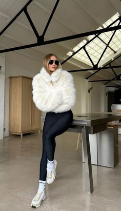 #rosiehuntington Effortless Chic Outfits, Sporty Chic Outfits, Rosie Huntington Whiteley Style, Rosie Hw, Cool Girl Outfits, Sock Outfits, Casual School Outfits, Instagram Style