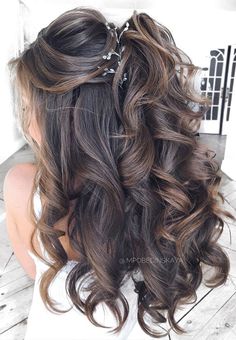 Pinned Back Tousled Waves No matter your hair length, this half up will rock your dress. It is tempting to go all out preparing... Hair Doos, Formal Hairstyles For Long Hair, Half Up Half Down Hairstyles, Tousled Waves, Quince Hairstyles, Bridal Hairstyle, Peinados Fáciles Para Cabello Corto