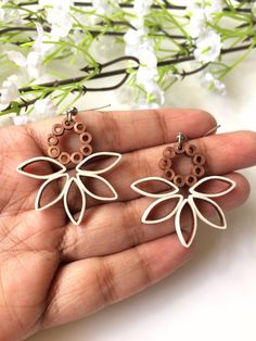 Copper white flower earrings, Art deco earrings, Boho style, Asymmetrical dangle earrings, Bridesmai Paper Quilling Earrings, Diy Earrings Easy, Paper Quilling Flowers, White Flower Earring, Paper Quilling Jewelry, Quilling Work, Quilled Jewellery, Quilling Earrings, Quilled Creations