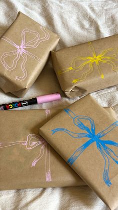 Hand drawn wrapping paper giftwrap diy wrapping ideas craft present ribbon bow Alfabet Font, Board Manifestation, Gift Wrapping Inspiration, Gift Inspo, Present Wrapping, Diy Birthday Gifts, Diy Birthday, Cute Crafts, Christmas Wrapping