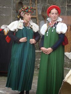 Traje del valle de Ansó. Christian Head Covering, Costumes Around The World, Traditional Attires, Folk Clothing, Bride Of Christ, National Costume, National Dress, Ethnic Dress, Spain And Portugal