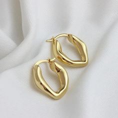 Pair of vintage inspired hoop earrings. ► Sizes 2.5CM ► Brass These gorgeous babes have some weigh making them luxurious. Vintage Inspired, Gold Rings, 18k Gold, Gold Plate, Hoop Earrings, Plating, Brass, Gold