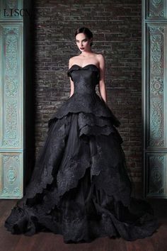 Groovy Wedding, Black Wedding Dress Gothic, Couture Dior, Rami Kadi, Wedding Dress Black, Black Wedding Gowns, Gothic Mode, Trending Wedding, Pearl Flowers