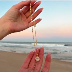 clamshell pearl necklace gold necklace gold jewellery summer jewelry white maribella necklace from evry jewels mermaid jewellery coconut girl aesthetic beach jewelery Evry Jewels, Beachy Necklace, Beachy Jewelry, Preppy Jewelry, Beachy Vibes, Jewel Necklace, Seashell Necklace, Jewelry Essentials, Summer Necklace