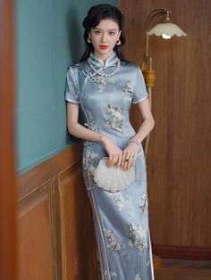 Beth and Brian Qipao-DFSY bethandbrianqipao Qipao Modern, Chinese Gown, Cheongsam Traditional, Qipao Pattern, Wedding Qipao, Vietnam Dress, Modern Qipao, Modern Cheongsam, Green Silk Dresses