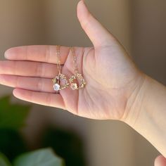 This exquisite golden Round Flower Bee Necklace is a must-have accessory for any jewelry collection. The intricate design features a beautiful combination of a round flower pendant and a delicate bee charm, adding a touch of nature-inspired elegance to any outfit. The necklace is crafted with high-quality materials, ensuring durability and longevity. The gold plating gives it a luxurious and glamorous look, making it perfect for special occasions or everyday wear. The attention to detail in the Yellow Flower Necklace, Bee Wings, Honeycomb Necklace, Yellow Bee, Stainless Steel Chain Necklace, Beaded Necklace Diy, Necklace For Her, Bee Necklace, Bee Charms