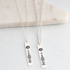 His & Hers Spotify Code Necklace Set - Couples Necklace Sets Necklaces To Give Your Girlfriend, The Night We Met Spotify Code, Matching Jwellary Couple, Set Accessories Couple, Relationship Jewelry Matching Couples, Diy Couple Necklaces, Matching Items For Couples, Aesthetic Matching Necklaces, Cute Matching Necklaces For Couples