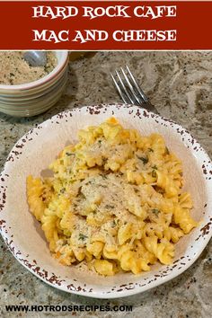 a plate with macaroni and cheese on it