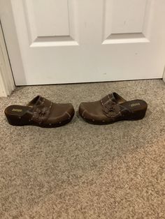 This nice vintage 90s Bongo brown platform slip on clog Y2K shoes comes to you in a size 9. As you can see from the pictures of the heels- preloved n worn good cond. ready to wear. A couple of marks on front toe area from wear. Very common. Vintage Brown Mules With Leather Footbed, Slip-on Brown Clogs For Spring, Spring Slip-on Brown Clogs, Vintage Brown Clogs With Round Toe, Vintage Platform Clogs For Spring, Brown Slip-on Clogs With Leather Footbed, Brown Slip-on Clogs For Spring, Comfortable Brown Flat Heel Clogs, Comfortable Brown Clogs With Flat Heel