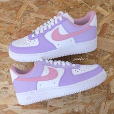 Custom Sneakers - Air Force 1 Custom - Hand Painted Light Purple and Pastel Pink Sneakers - Unisex Waterproof paint + protective varnish Authentic & new item, sold in its original packaging Customs are made to order, it will not be possible to proceed with a return/refund. Do not hesitate to contact me if you have any questions 😊 Each model is made by us in our workshop in Aubagne in the south of France More models on our main store: www.sneakeaze-customs.com Purple Nike Shoes, Painted Air Force 1, Nike Air Force 1 Custom, Waterproof Paint, Nike Air Force One, Air Force 1 Custom, Purple Nikes, Baskets Nike, Cute Nike Shoes