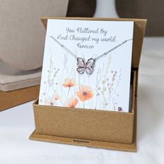 nuestro Colgante Conmemorativo de Mariposa de Plata: un recuerdo especial para recordar a un pequeño. Este precioso colgante tiene una mariposa con piedras rosas brillantes. La mariposa representa un alma dulce y las piedras rosas muestran amor y recuerdos.

 Realizado en bonita plata, el colgante tiene pequeños detalles que cuentan una gran historia sobre un momento breve pero importante. Las alas de la mariposa muestran la belleza y el impacto duradero de una vida diminuta que tocó nuestros co Pink Jewelry For Mother's Day Gift, Pink Birth Flower Necklace For Anniversary, Dainty Butterfly Charm Necklace For Anniversary, Butterfly Charm Jewelry For Birthday Gift On Mother's Day, Dainty Butterfly Necklace For Mother's Day Gift, Butterfly Charm Jewelry For Mother's Day Birthday Gift, Pink Keepsake Jewelry For Mother's Day, Delicate Butterfly Charm Necklace As A Gift, Dainty Silver Butterfly Necklace For Anniversary