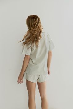 Pijama feminino estilo americano com o toque perfeito de conforto e estilo. Com um tom claro e delicado, este pijama combina uma estética fofa e aconchegante, ideal para noites relaxantes e momentos de autocuidado. Experimente a suavidade e elegância do 'Menta' e sinta o verdadeiro conforto em grande estilo