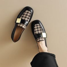 These loafers are designed in a timeless, minimal silhouette, so you'll be sure to wear them often. Made from soft leather, soft bottom that ensure all-day comfort. Wear yours with tailoring and denim alike. Color: Black/BrownMaterial: CowhideLining: Genuine LeatherInsole: CowhideSole: RubberHeels: 4 cm/1.58"Weight:Fit: Medium to Wide, Runs Normal.Origin: Made in China Production Time: About 5-7 days (Any exceptional case will email you, Please pay attention to your email left) Shipping Time: Fr Soft Loafers, Black Brows, Oxford Boots, Buckle Ankle Boots, Comfort Wear, Western Cowboy Boots, Flat Boots, Spring Shoes, Womens Boots Ankle