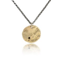 Este collar de piedras preciosas lunares de metales mixtos presenta un medallón de latón dorado esculpido a mano que captura el misterioso encanto de la luna llena. Con un diseño texturizado, el collar presenta opciones de piedras engastadas al ras como espinela negra, granate o topacio blanco, colgadas de una lujosa cadena de plata esterlina negra oxidada que contrasta. Una pieza elegante y exclusiva, este collar seguramente hará una declaración verdaderamente sofisticada.



 Elija entre 18" o 30" de largo, envíe un correo electrónico para obtener un largo personalizado

 Colgante de latón reciclado engastado con una piedra preciosa de 2,5 mm de su elección: espinela negra, rubí o topacio blanco. Diamond está disponible por un cargo adicional.

 También disponible en plata de ley. Leg Bag, The Full Moon, Textured Design, Black Spinel, Scarf Jewelry, Brass Pendant, Mixed Metals, White Topaz, Pendant Set