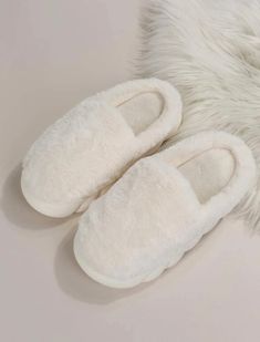 Cute White Slippers, Non Slip Slippers, White Slippers Aesthetic, White Fluffy Comfy Slippers, White Winter Home Slippers, Comfortable Fluffy White Slippers, White Fluffy Indoor Slippers, Fluffy White Indoor Slippers, Cozy White Slippers For Home