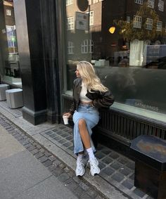 Asthetic Styles Outfits Cute, Jean Skirt Outfits, New York Outfits, Look Adidas, Estilo Indie, Skandinavian Fashion, Foto Poses