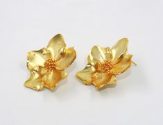 1 Pair 22kt Gold Plated Designer Flower Earrings / 42mm Handcrafted Flower Earrings / Wedding Jewelry / Gift For Her / Bridesmaid Earrings. Item Name: Designer Flower Earrings Earrings Length: 42mm approx Metal: 22kt Gold Plated Brass Qty: 1 Pair Click here to check more of our pearl earrings:- https://www.etsy.com/in-en/shop/RareGemsNJewels?ref=seller-platform-mcnav&search_query=natural+pearl+earrings Click here to check more of our gemstone earrings:- https://www.etsy.com/in-en/shop/RareGe Gold 3d Flower Earrings For Formal Occasions, Gold Flower Bridal Earrings, Gold Flower Bridal Earrings For Anniversary, Gold Bridal Earrings With Flower Decoration, Gold Flower Earrings For Celebration, Gold Flower Wedding Earrings, Gold Earrings With Flower Decoration For Wedding, Gold Flower-shaped Earrings For Anniversary, Formal Gold Earrings With 3d Flowers