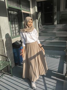 Outfit Rok Plisket, Outfit Rok, Ootd Lebaran, Fesyen Islam, Rok Plisket, Stile Hijab, Modest Fashion Hijab, Muslim Outfits Casual, Pakaian Feminin