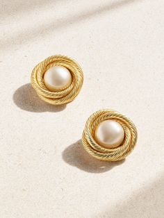 There's a timeless appeal to Chanel's vintage earrings. Sourced by Susan Caplan and dating back to 1998, this pair has luminous faux pearls nestled inside gold-plated rope posts. The clip fastenings allow them to be worn with or without piercings.  This Chanel item has been authenticated by Susan Caplan. Susan Caplan is not affiliated or endorsed by Chanel. Chanel Vintage Jewelry, Old Money Earrings, 1960s Earrings, Vintage Pearl Earrings, Vintage Chanel Earrings, 1950s Earrings, Iconic Jewelry, Vintage Statement Earrings, Timeless Earrings