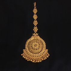 *PRODUCT DETAIL* * Material: Brass * Plating: Gold Plated *DIMENSIONS * * Weight 36 gm Each, Length 2.6 Inches, Width 2.2 Inches, Top Chain Length: 2.6 Inches *ABOUT PRODUCT* * Beautiful Gold Plated Temple Maang Tikka. * Style Tip : An exclusive piece to reflect your tasteful Self. *DISCLAIMER* * Product & color may slightly vary due to photographic lighting sources or your screen settings. Gold Maang Tika Design, South Indian Maang Tikka Gold, Mang Tika Design In Gold Latest, Latest Gold Maang Tikka Designs, Gold Tika Designs For Bride, Gold Mang Tikka Design, Maang Tikka Bridal Gold South Indian, Gold Maangtika Designs, Maag Tika Gold