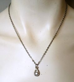 VINTAGE SMALL TEARDROP RHINESTONE PENDANT NECKLACE SILVER CHAIN Vintage Necklace Aesthetic, Vintage Silver Necklace, 90s Necklace, 90s Jewelry, Silver Necklace Simple, Vintage Silver Jewelry, Antique Jewelry Necklace, Pendant Necklace Silver, Silver Jewelry Necklace