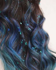 Ocean Hairstyles, Galaxy Clothing, Dresses Fits, Glitter Hair Spray, Glitter Ideas, Halloween Mermaid, Space Hair