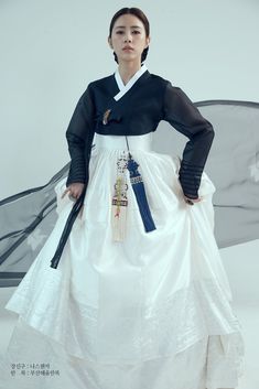 [정말나만의 /Korea hanbok norigae of NASCHENKA Seoul] If you watch Korean historical dramas, you can often see NASCHENKA design products. Now you can see and owns the high-quality NASCHENKA korea in Etsy. You can have enough conversation before buying, so please send me a message anytime. NASCHENKA's Hanbok Norigae is a high quality silk Norigae. Norigae knots and even though small gold threads are all hand-made working. NASCHENKA's ready only one norigae will be shipped immediately, but other produc Modern Hanbok Hat For Men, Hanbok Wedding, Korea Hanbok, Hanbok Traditional, Korean Accessories, Korean Traditional Dress, Modern Hanbok, Fotografi Vintage, Korean Hanbok