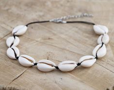 Cute Cowrie Choker! Available in multiple different colours of thread. The choker is adjustable in size. ★ Material: - 0.8 mm Shamballa Thread (nylon) - Natural Cowrie Shells - Metal Lobster Clasp + Extension Chain ★ One size fits all (32 cm + 5 cm extension chain / 14.5 total) - If you need a Cowrie Choker, Sea Necklace, Cowrie Shell Necklace, Cher Horowitz, Ibiza Beach, Shell Choker, Sister Jewelry, Large Necklace, Small Gift Bags