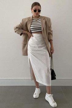 #lookcomtenis #lookfeminino #outfit Casual Luxe, Denim Skirt Outfits, White Denim Skirt, Woman Suit Fashion, Fashion Mistakes, Blazer Outfits, Fashion Week Street Style, Suit Fashion