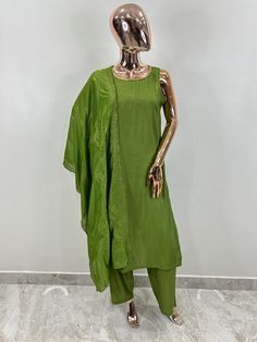 Green Solid Silk Sleeveless Kurta With Trousers & Dupatta Pakistani Salwar Kameez / Indian Wedding Dress / Plus Size Cotton Dress Traditional Indian Wear / Salwar Kameez Dupatta / Kurti Palazzo Set The set contains: 1 Straight Kurta 1 Palazzos 1 Dupatta Kurta: The solid green Kurta has a band collar design with button details. The Kurta measures till calf length and has straight hemline. Sleeve length :  Sleeveless Trousers :  Solid Trousers has partially elasticated waistband and slip on closur Sleeveless Chanderi Salwar Kameez For Party, Festive Sleeveless Pant Set For Party, Summer Designer Pant Set With Dupatta, Festive Green Pant Set With Traditional Drape, Diwali Sleeveless Set With Sheer Dupatta, Festive Green Traditional Drape Pant Set, Sleeveless Sets With Sheer Dupatta For Festivals, Fitted Sleeveless Pant Set For Festive Occasions, Festive Green Bohemian Pant Set