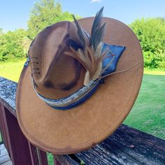 Cowboy Hat Crafts, Cowboy Hats Women, Hat Burning, Country Glam, Custom Cowboy Hats, Hat Bar, Glam Boho, Mens Hats Fashion, Hand Burn