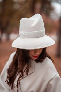 Ivory Millinery Couture Asymmetrical Crown Wide Brim Women - Etsy Ukraine White Fedora With Curved Brim, White Brimmed Fedora For Kentucky Derby, White Fitted Fedora Hat, White Fitted Fedora With Brim, Fitted White Fedora For Kentucky Derby, White Fitted Fedora For Kentucky Derby, White Brimmed Felt Hat For Kentucky Derby, White Felt Hat With Short Brim, Fitted White Fedora With Flat Brim