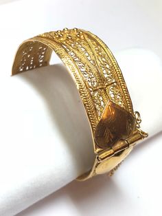 Stunning Antique 22K Yellow Gold Bangle Bracelet: Total Bracelet Weight: 57.3 GR Bracelet Length: 8 Inch Bracelet Width: 1 Inch 14K Yellow Gold For more information regarding this item feel free to reach me so I can accommodate your needs. Thank you 1950s Bracelet, Mens Diamond Wedding Bands, Rings Mens Wedding Bands, Yellow Gold Bangle, Emerald Diamond Ring, Engagement Ring Diamond Cut, Sapphire Diamond Ring, Gold Bangle Bracelet, Gold Bangle