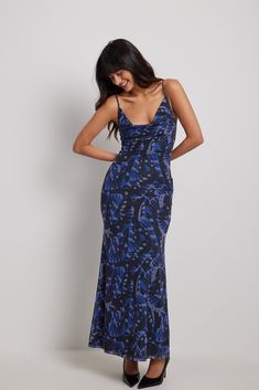 This maxi dress features a mesh design. It has a waterfall neckline and adjustable shoulder straps. The maxi dress has a fabric lining. Waterfall Dress, Blue Party Dress, Fall Wedding Guest Dress, Mesh Maxi Dress, Grad Dresses, Maxi Robes, Business Outfit, Mode Inspo, Mesh Design