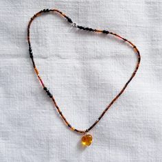 Petit cœur ambre de lumière. Pièce unique. Misez sur la simplicité pour ce petit collier qui s'attachera à votre cou comme un porte-bonheur. Pierre du soleil, l'ambre se gonfle de sa belle lumière et rayonne de tout son cœur ♡  Ambre de Lituanie, certifié authentique par la boutique-fournisseur Les Trésors du Brésil, située à Manosque dans Les Alpes de Hautes Provence.  Enfilage de perles rocailles dorées et cuivrées, perles de verre noires à facettes. Fermoir en inox. Handmade Adjustable Baltic Amber Jewelry, Unique Baltic Amber Jewelry For Gifts, Unique Baltic Amber Necklace For Gift, Spiritual Amber Jewelry For Healing, Handmade Yellow Baltic Amber Necklaces, Handmade Baltic Amber Jewelry Gift, Handmade Baltic Amber Necklace In Yellow, Handmade Yellow Baltic Amber Necklace, Handmade Baltic Amber Jewelry For Gifts