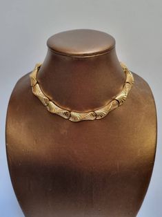 An effortlessly elegant and rare 1960s link necklace, by Monet.  This beautiful necklace has a high quality weight to it, and will draw much attention by the way it sits on your collarbone. The original extender piece is still present.  Signed Monet on the reverse of both clasps, and on the extender piece.  Fabulous vintage condition.  38.5cm at shortest length without extender (extender piece measures 3.5cm) The width is 1cm. ------------------ 🏆About the Designer: Vintage Monet jewellery is prized by collectors because of its high quality and design. The triple-plating manufacturing process ensures that Monet jewellery lasts for decades without tarnish. In the 80s and 90s, Monet produced jewellery for Yves Saint Laurent and Christian Lacroix. -------------------- 🌟 P&P: 👉 Will arrive Gold Chain Link Necklace, Clear Crystal Necklace, Monet Jewelry, Vintage Monet, 60s Vintage, Long Pendant Necklace, Chain Choker Necklace, Designer Vintage, Christian Lacroix