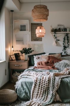 Explore charming and soft dorm room ideas that create a cozy feminine look. This pin showcases stylish options that turn your dorm into an inviting space using chic and comfy decor.