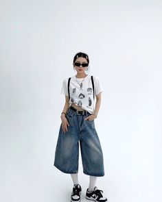 Half denim pants with a loose silhouette that looks great on the street.

The material is suitable for any season and goes well with your favorite items.

Recommended for those who like Korean street trends and Y2K coordination.
◾️Model
Height/Weight：158cm(62.2in)/40kg(88.1lb)
Fitting Size：L



Size (cm)
Length
Waist
Hip


S
70
70
102


M
71
74
106


L
72
78
110


XL
73
82
114 Casual Dark Wash Cropped Jeans With Five Pockets, Casual Cropped Jeans In Dark Wash, Casual Medium Wash Cropped Flare Jeans, Casual Cropped Jeans For Fall Streetwear, Trendy Medium Wash Wide-leg Cropped Jeans, Trendy Wide-leg Cropped Jeans In Medium Wash, Summer Wide Leg Flare Jeans For Everyday, Casual Denim Blue Pants, Casual Medium Wash Cargo Pants