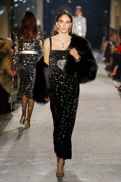 Millennial Royalty at Dolce & Gabbana’s “Secrets & Diamonds” Eveningwear Show in Milan Black Gown Dress, Met Gala Outfits, Dolce And Gabbana Fashion, Women's Runway Fashion, High Fashion Looks, Model Inspo, Fashion Photoshoot, Event Dresses