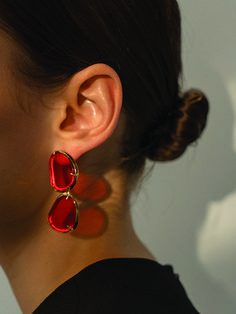 Editor's NotesNew design of sunlighting earring, the best seller of the 'motion of light' collection that reinterprets the movement of light. Purple and red light makes it more elegant.- Unbalance design- profound and mysterious colors- Daily point itemMeasurement (in.)- One size: 1.9*0.7 in / 0.9*0.7 inComposition & Care- 14k Gold plating & light purple / red- Store in a closed zipper bag- Clean with silver cleaner with soft clothDesigner- by 1064STUDIO Minimalist Red Jewelry For Party, Modern Jewelry For Party With Shiny Finish, Minimalist Red Party Jewelry, Red Single Earring For Evening, Modern Clip-on Earrings For Party, Trendy Red Jewelry For Evening, Modern Clip-on Party Earrings, Modern Party Clip-on Earrings, Modern Red Round Earrings