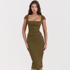 Elevate your style with our Sleek Square Neck Bodycon Midi Dress, a perfect blend of sophistication and allure. This figure-hugging dress features a square neckline that exudes elegance and a flattering bodycon fit that accentuates your curves. The backless design adds a touch of allure and femininity, while the midi length adds a hint of refinement. Whether you're lounging on a tropical getaway or attending a glamorous holiday party, this French-inspired ensemble is sure to make a statement. Em Corporate Baddie, Corset Midi Dress, Bodycon Midi Skirt, French Dress, Office Dresses For Women, Work Fits, Square Neck Top, Mid Length Skirts, Fall Skirts